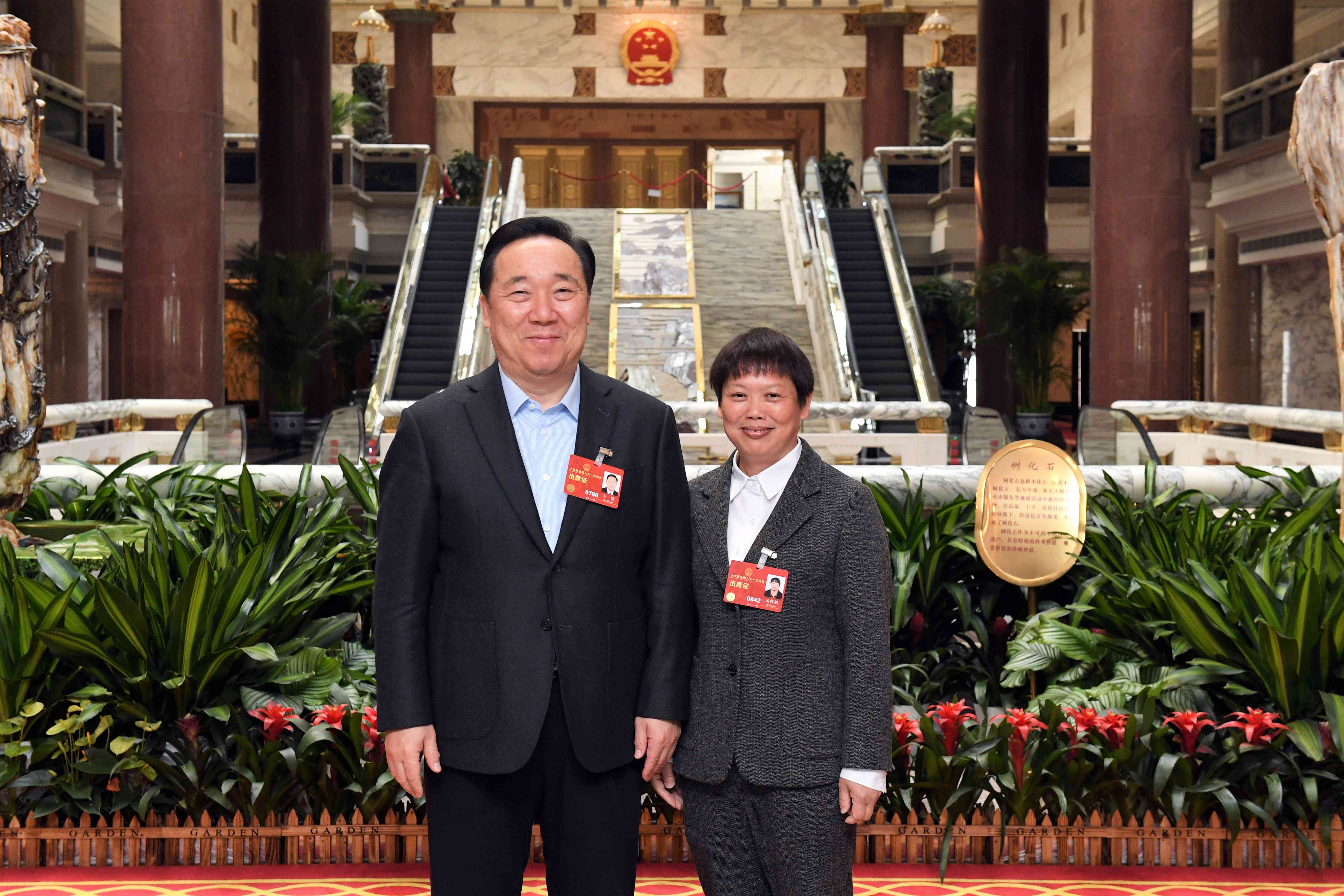 53、2023年1月15日，浙江省第十四屆人民代表大會第一次會議舉行第三次全體會議，我司紹興工廠車間主任孟紅娟當(dāng)選全國人大代表。.jpg
